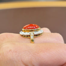 Carica l&#39;immagine nel visualizzatore di Gallery, Anello con corallo e diamanti in oro 18 kt

