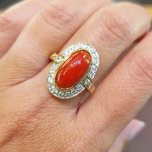 Carica l&#39;immagine nel visualizzatore di Gallery, Anello con corallo e diamanti in oro 18 kt

