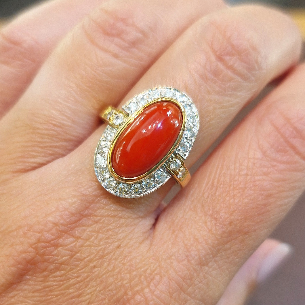 Anello con corallo e diamanti in oro 18 kt