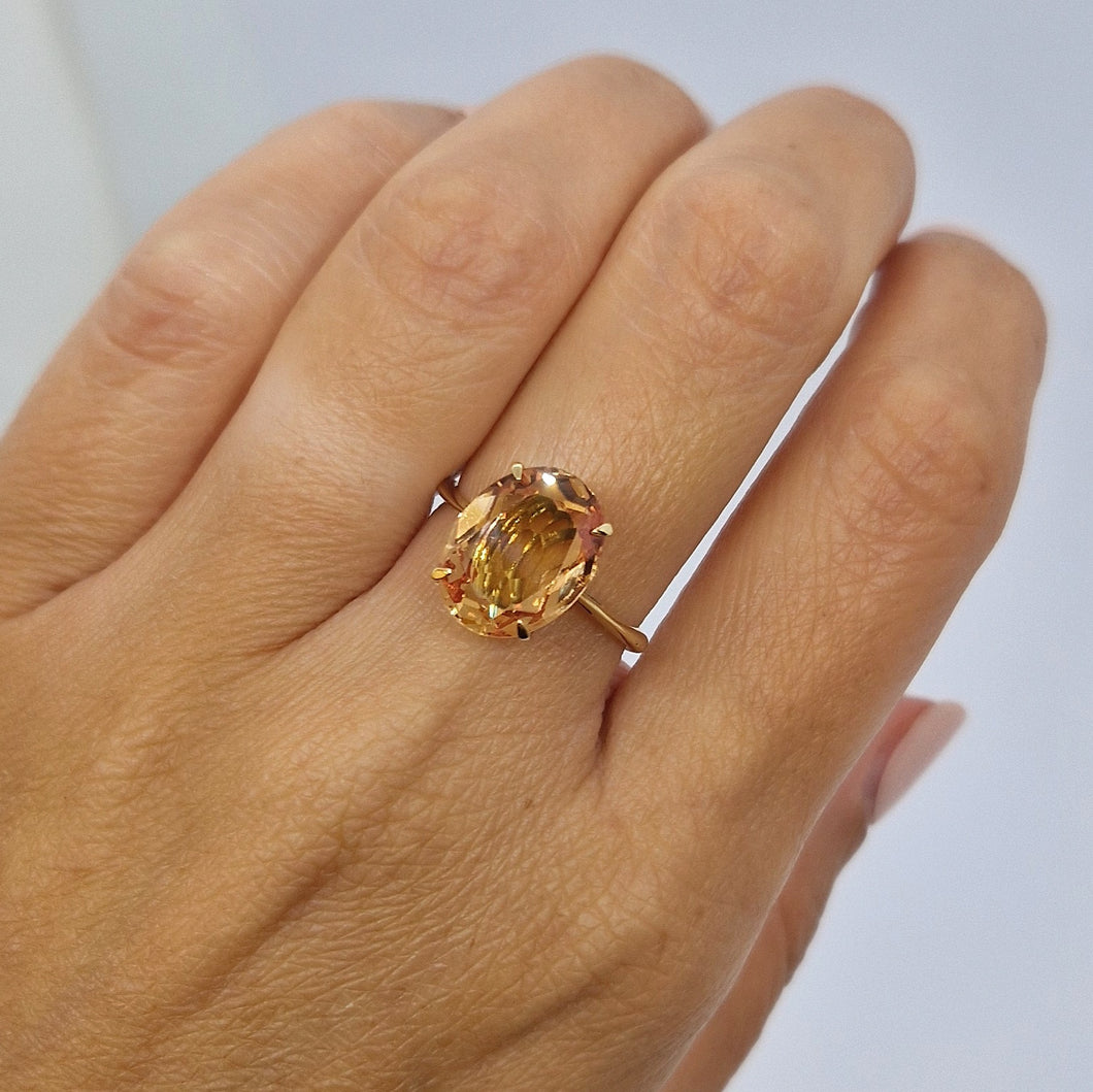 Anello con quarzo citrino ovale in oro giallo 18 kt