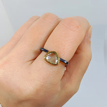 Carica l'immagine nel visualizzatore di Gallery, Anello in argento 925 e oro 18 kt con corindone
