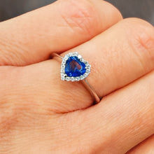 Carica l'immagine nel visualizzatore di Gallery, Anello con zaffiro a cuore e diamanti in oro bianco 18 kt
