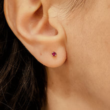 Carica l&#39;immagine nel visualizzatore di Gallery, Orecchini punto luce in oro giallo 18 kt con rubini
