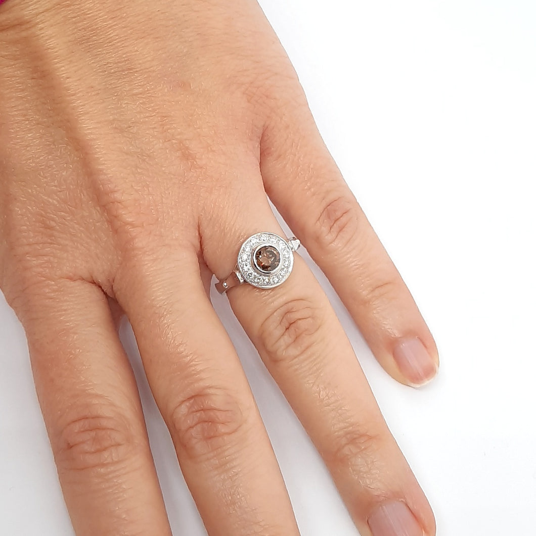 Anello con diamante brown centrale e diamanti bianchi in oro bianco 18 kt