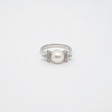 Carica l&#39;immagine nel visualizzatore di Gallery, Anello in oro bianco 18 kt con perla e diamanti
