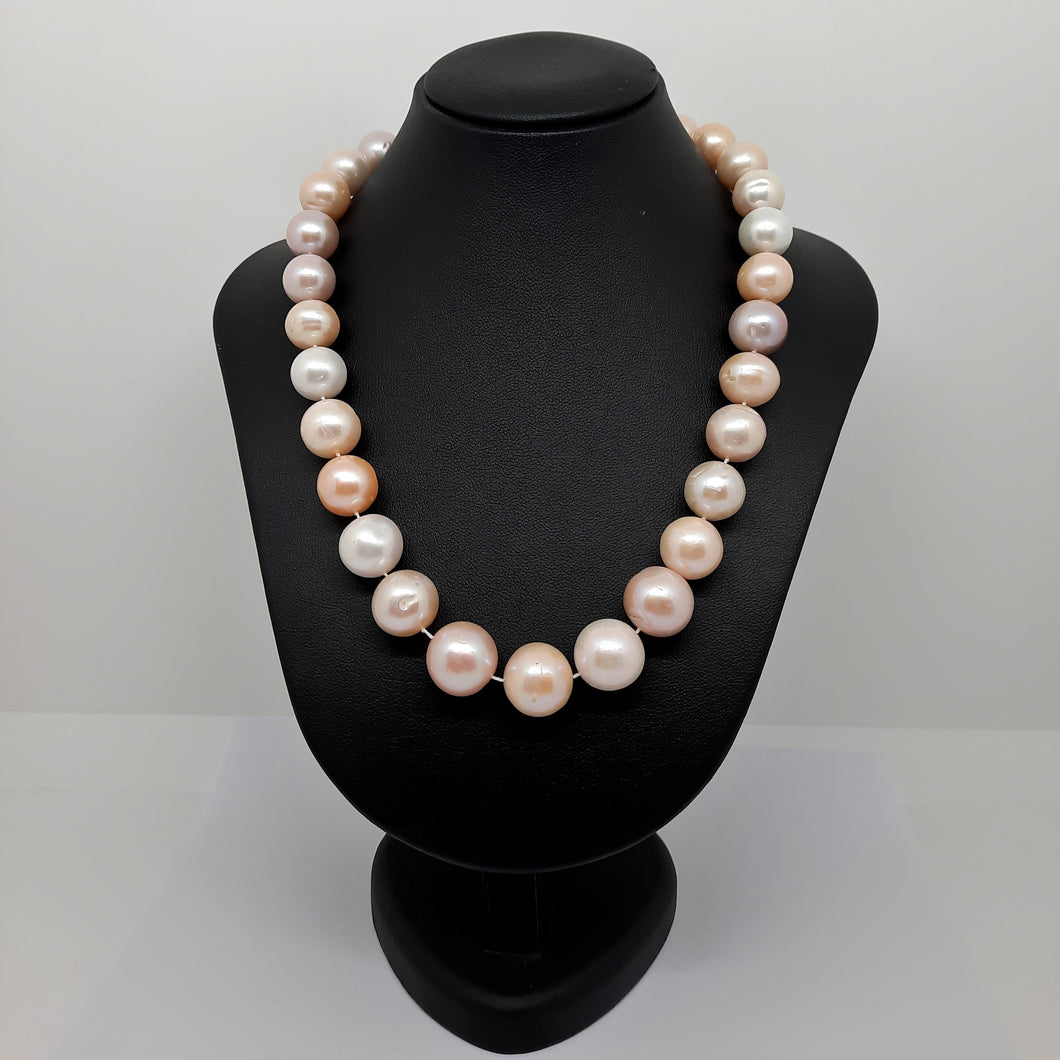 Filo di perle orientali multicolor chiusura in oro bianco 18 kt FILOP1
