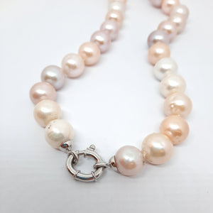 Filo di perle orientali multicolor chiusura in oro bianco 18 kt FILOP1