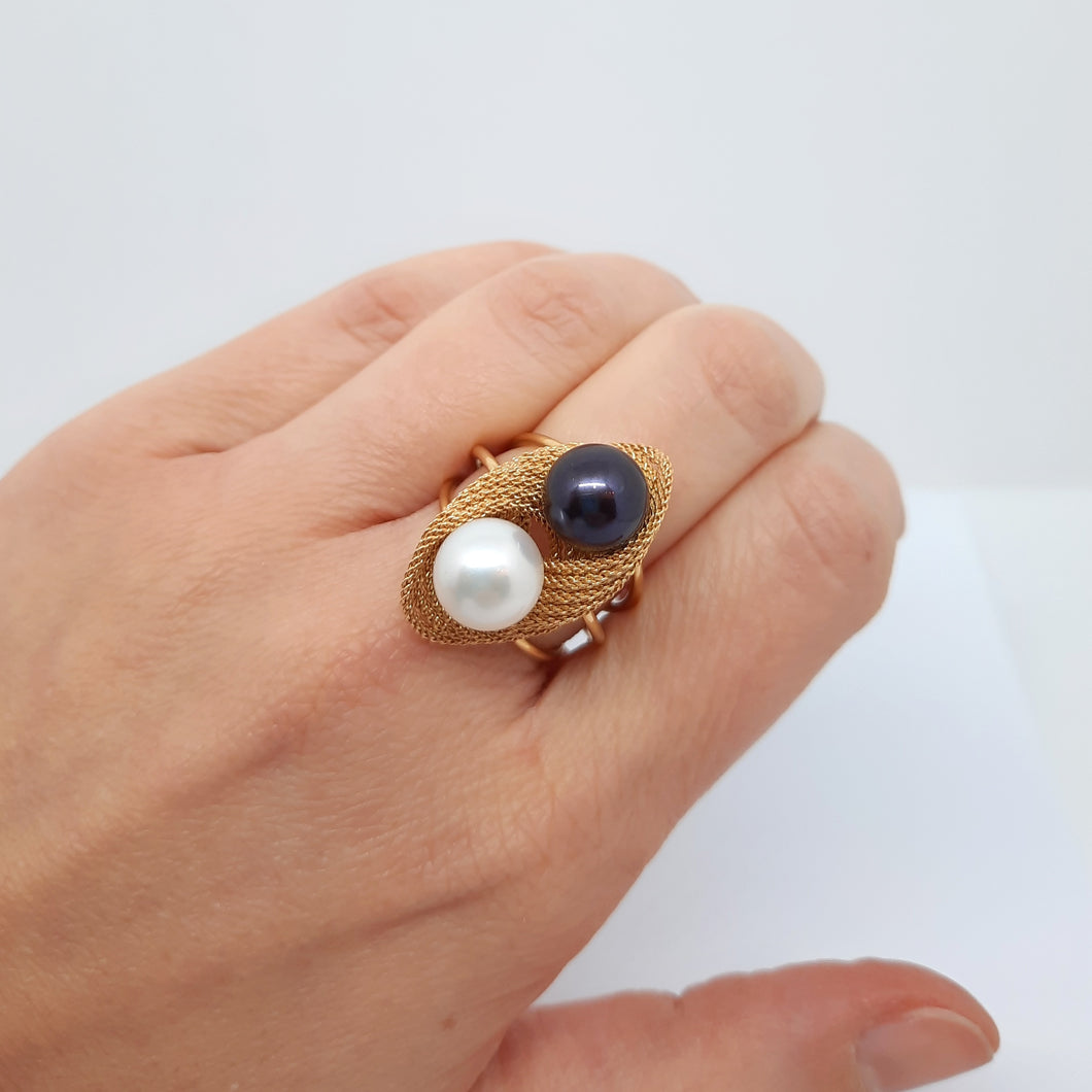 Anello oro giallo 18 kt con perla nera e bianca