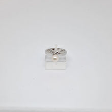 Carica l&#39;immagine nel visualizzatore di Gallery, Anello in oro bianco 18kt con diamanti e perla
