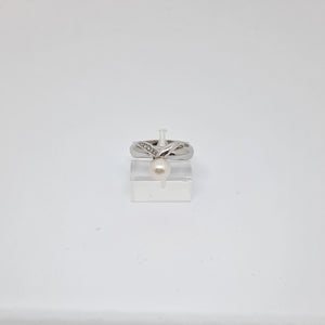 Anello in oro bianco 18kt con diamanti e perla