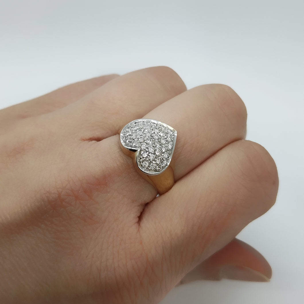 Anello in oro giallo a forma di cuore con diamanti