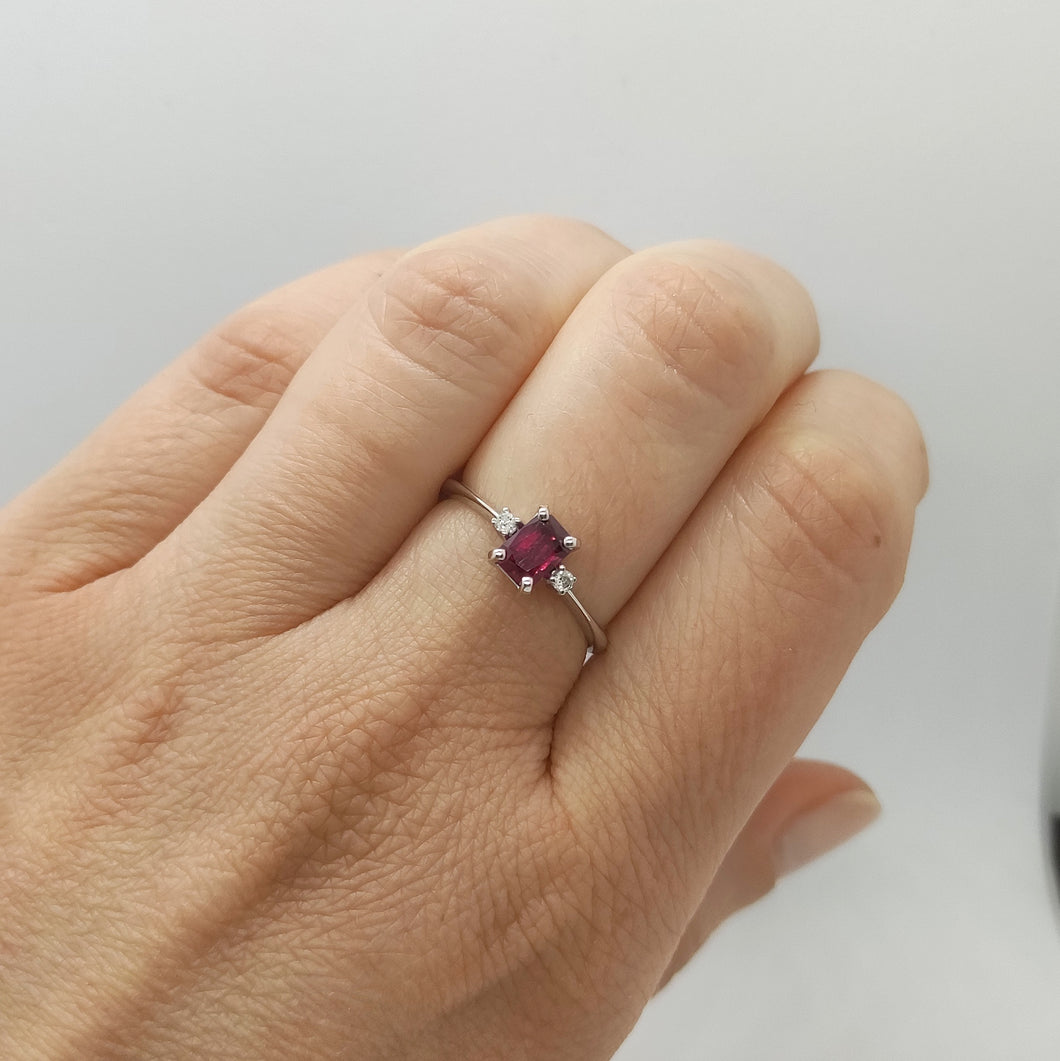 Anello con rubino e diamanti in oro bianco 18 kt