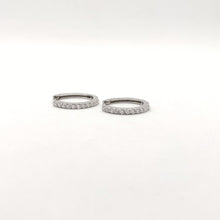 Carica l&#39;immagine nel visualizzatore di Gallery, Orecchini ad anella in oro bianco con diamanti
