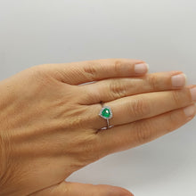 Carica l&#39;immagine nel visualizzatore di Gallery, Anello con smeraldo a cuore e diamanti in oro bianco 18 kt
