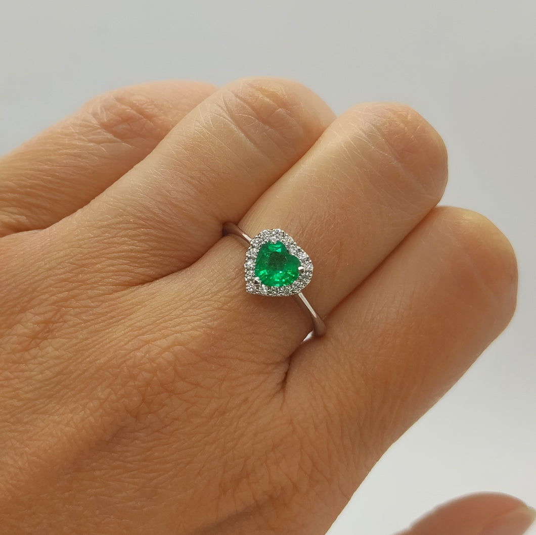 Anello con smeraldo a cuore e diamanti in oro bianco 18 kt