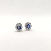 Carica l&#39;immagine nel visualizzatore di Gallery, Orecchini con zaffiro blu e diamanti in oro bianco 18 kt
