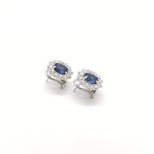Carica l&#39;immagine nel visualizzatore di Gallery, Orecchini con zaffiro blu e diamanti in oro bianco 18 kt
