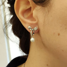 Carica l&#39;immagine nel visualizzatore di Gallery, Comete gioielli orecchini fiocco con perla e diamanti in oro bianco 18 kt
