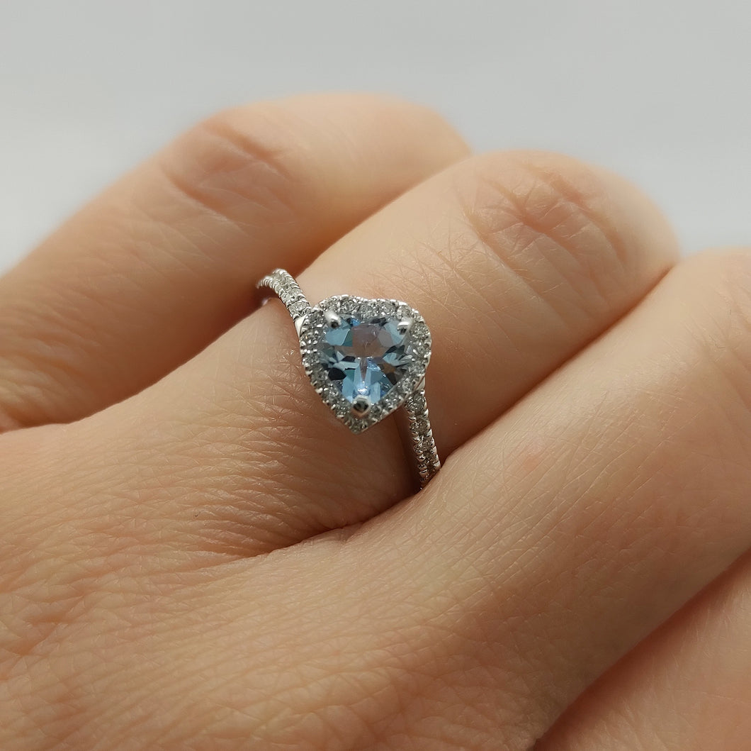 Anello con acquamarina a cuore e diamanti in oro bianco 18 kt