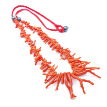 Carica l&#39;immagine nel visualizzatore di Gallery, Collana di ramo di corallo con cordone e ematite
