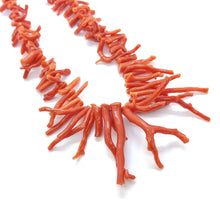 Carica l&#39;immagine nel visualizzatore di Gallery, Collana di ramo di corallo con cordone e ematite
