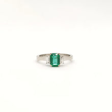 Carica l&#39;immagine nel visualizzatore di Gallery, Anello con smeraldo e diamanti in oro bianco 18 kt
