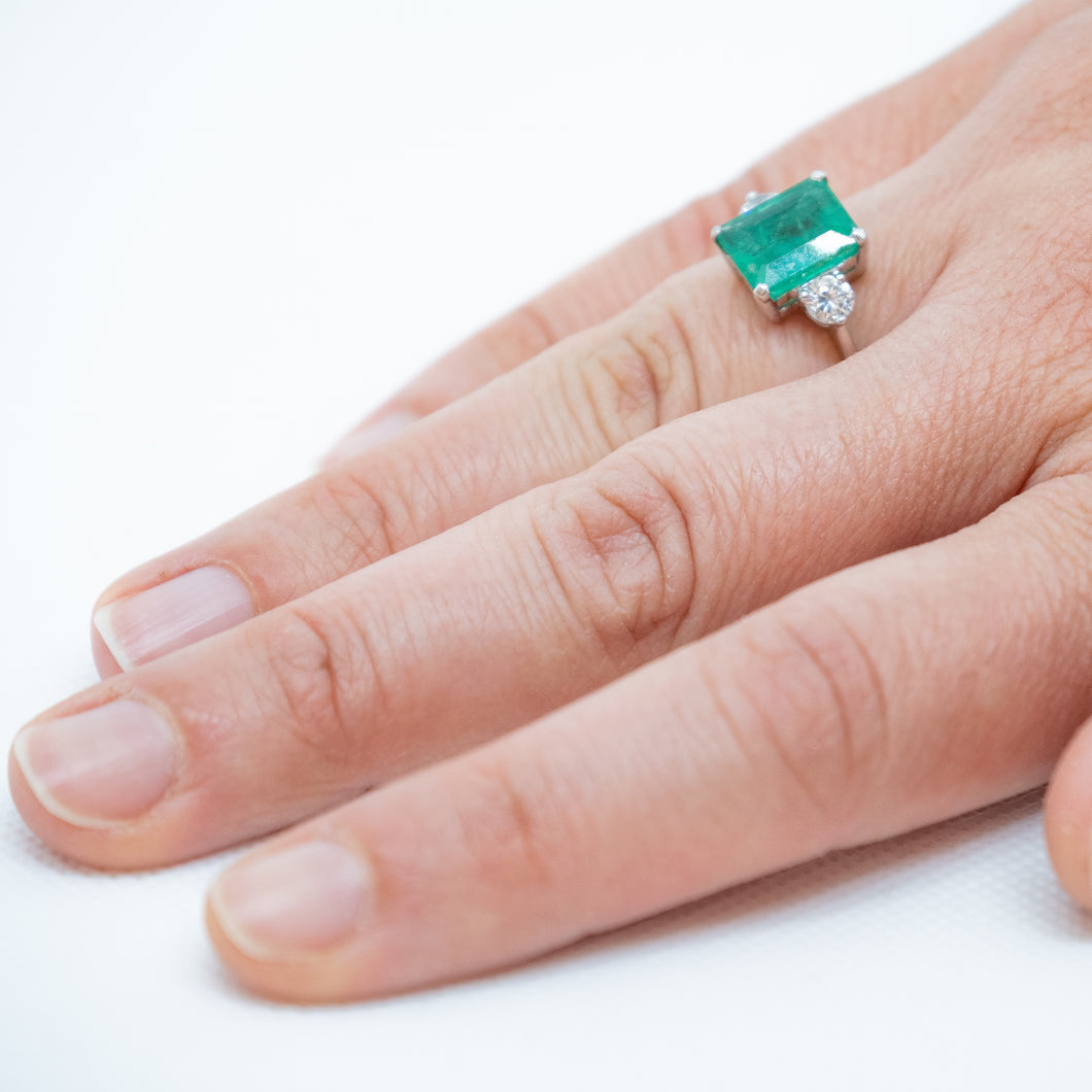 Anello con smeraldo e brillanti in oro bianco 18kt ANS5